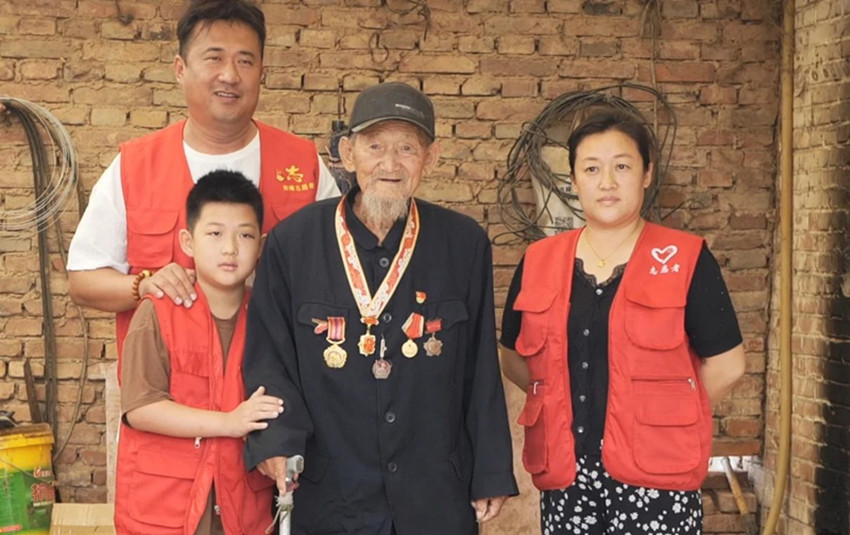 元寶山區草原藍哈達協會關工委八一慰問老兵活動照片8jpg_副本.jpg