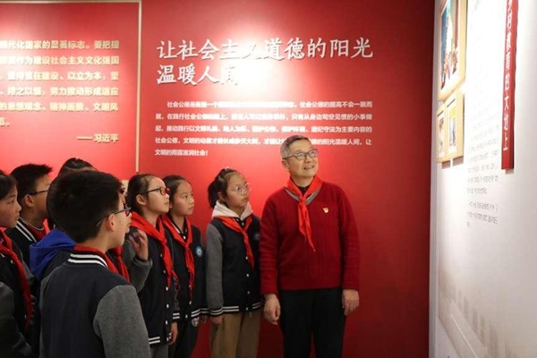 盛澤鎮(zhèn)：退休勞模講課忙吳糧鋼3--.jpg