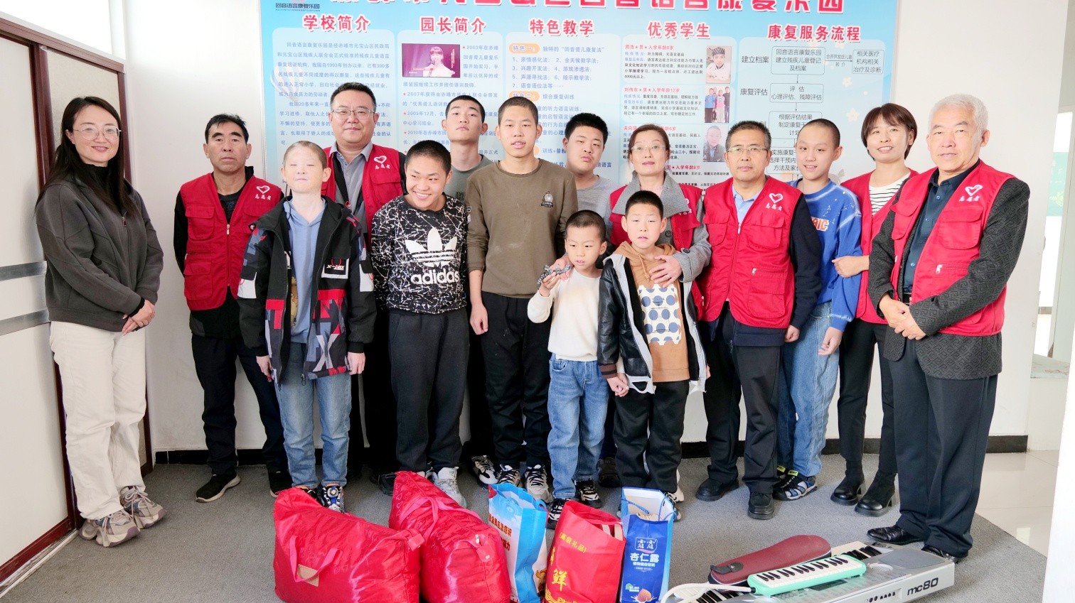 元寶山區(qū)草原藍(lán)哈達(dá)協(xié)會(huì)關(guān)工委看望聾啞兒童活動(dòng)照片7pg_副本.jpg