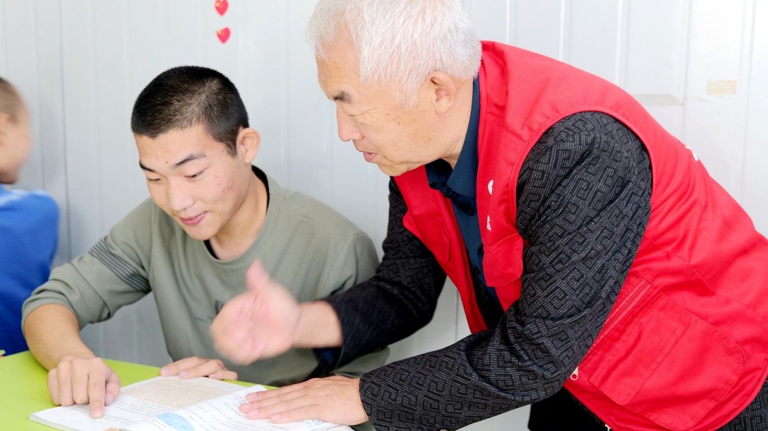 元寶山區(qū)草原藍(lán)哈達(dá)協(xié)會(huì)關(guān)工委看望聾啞兒童活動(dòng)照片6jpg_副本.jpg