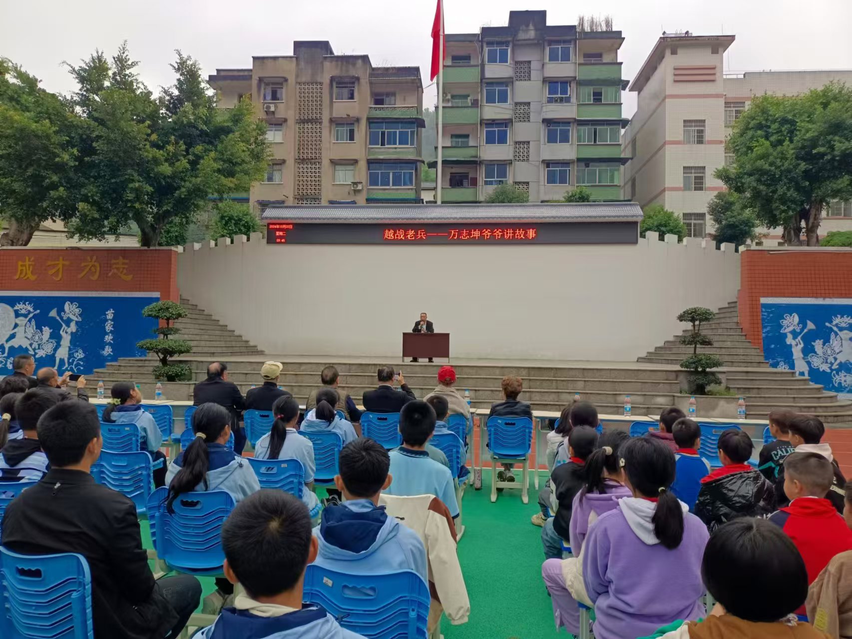 10月22日，重慶市萬盛經開區關工委、石林鎮關工委聯合開展“傳承紅色基因 爭做時代新人”進校園活動。區關工委思想道德教育輔導隊常務隊長楊柏林和“五老”隊員，石林鎮關工委常務副主任曾慶財、副主任張真柏，以及石林中學和石林小學的全體學生參加活動。1.jpg