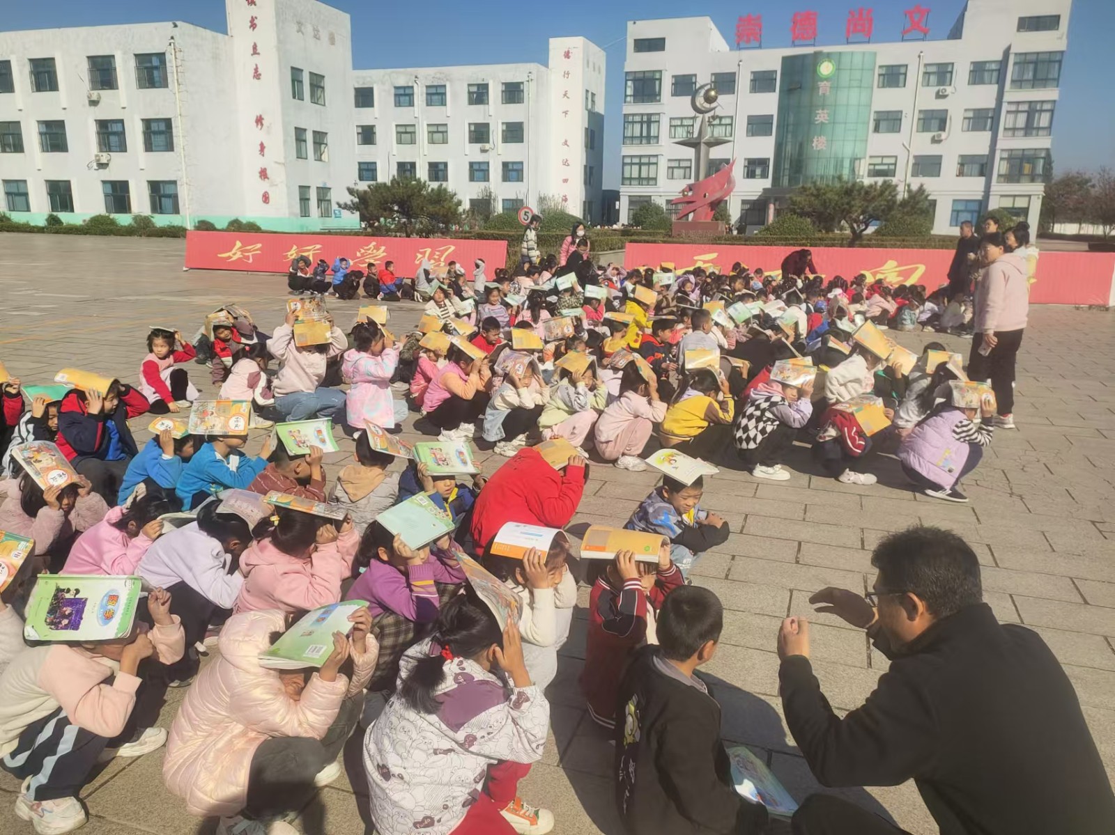 山東省濰坊市昌樂縣營丘鎮(zhèn)小學(xué)關(guān)工委組織開展了防震應(yīng)急疏散演練活動,圖為疏散學(xué)生到指定位置.jpg