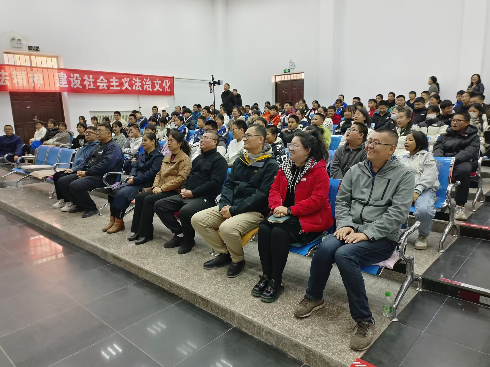 大慶市紅崗區關工委、區司法局、八百坰街道黨工委聯合組織“陽光普法進校園 法治護航未成年”普法劇進校園舞臺演出活動 (2).jpg