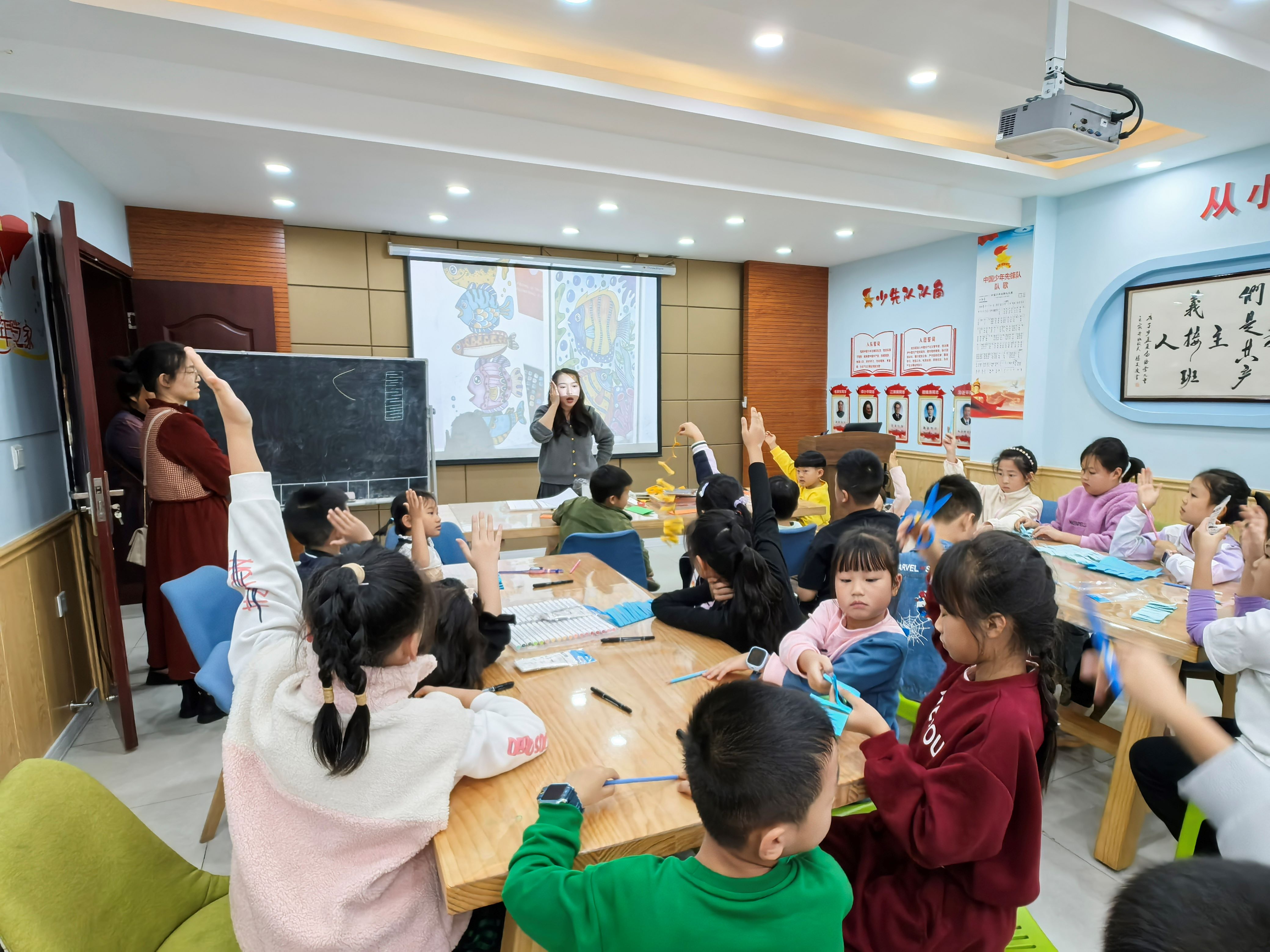 重慶萬(wàn)盛：社區(qū)手工活動(dòng)　點(diǎn)亮孩子們的創(chuàng)意火花 (1).jpg