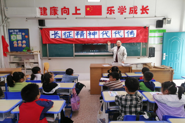 汾湖”“五老”“走進(jìn)”好苗苗班“宣講長(zhǎng)征精神2.png