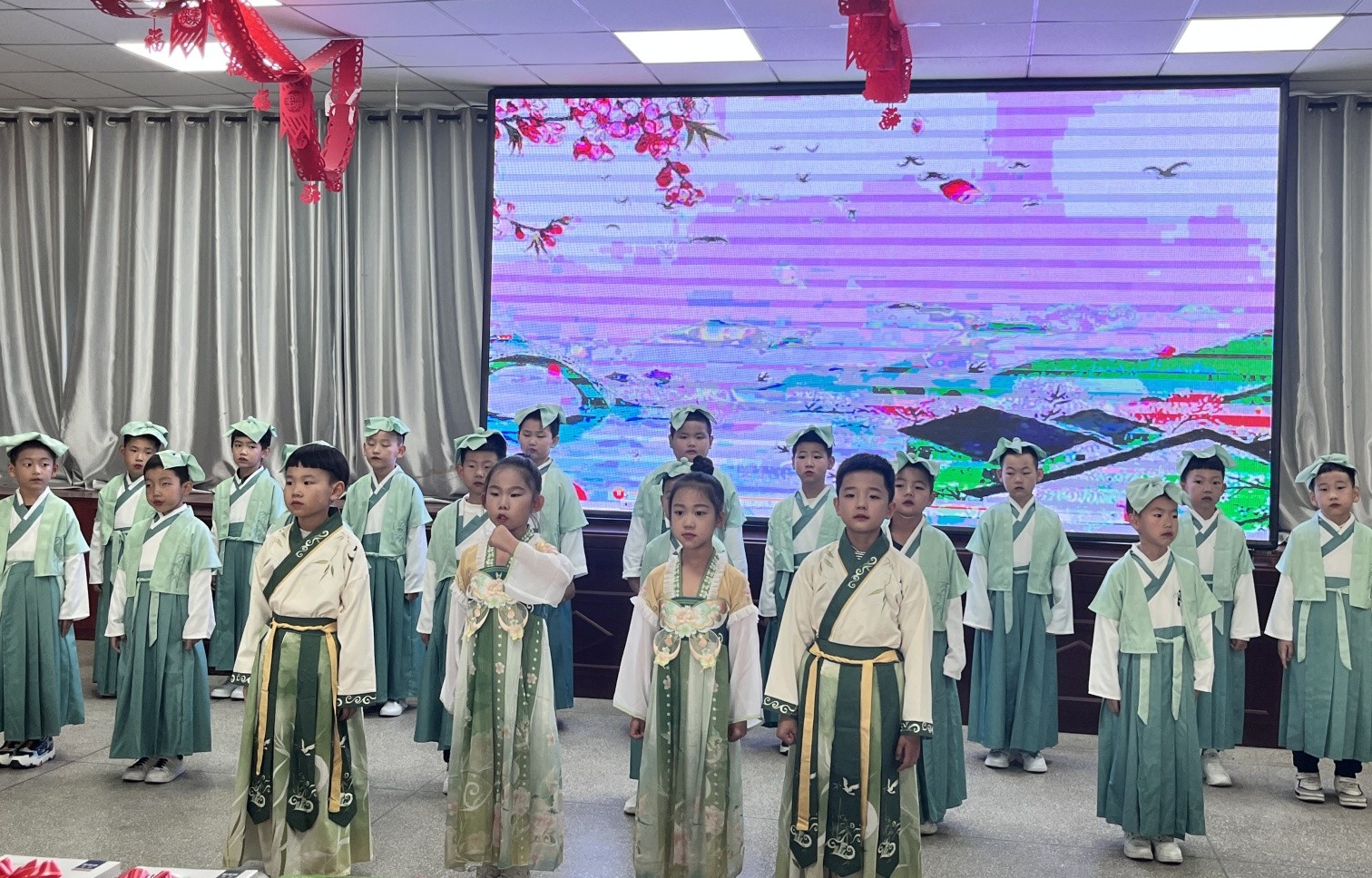 元寶山區(qū)元寶山小學關工委經(jīng)典誦讀活動照片6_副本.jpg