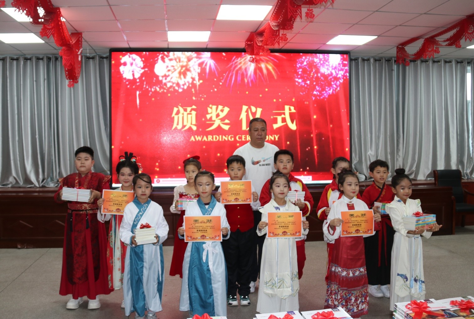 元寶山區(qū)元寶山小學關工委經(jīng)典誦讀活動照片1_副本.jpg