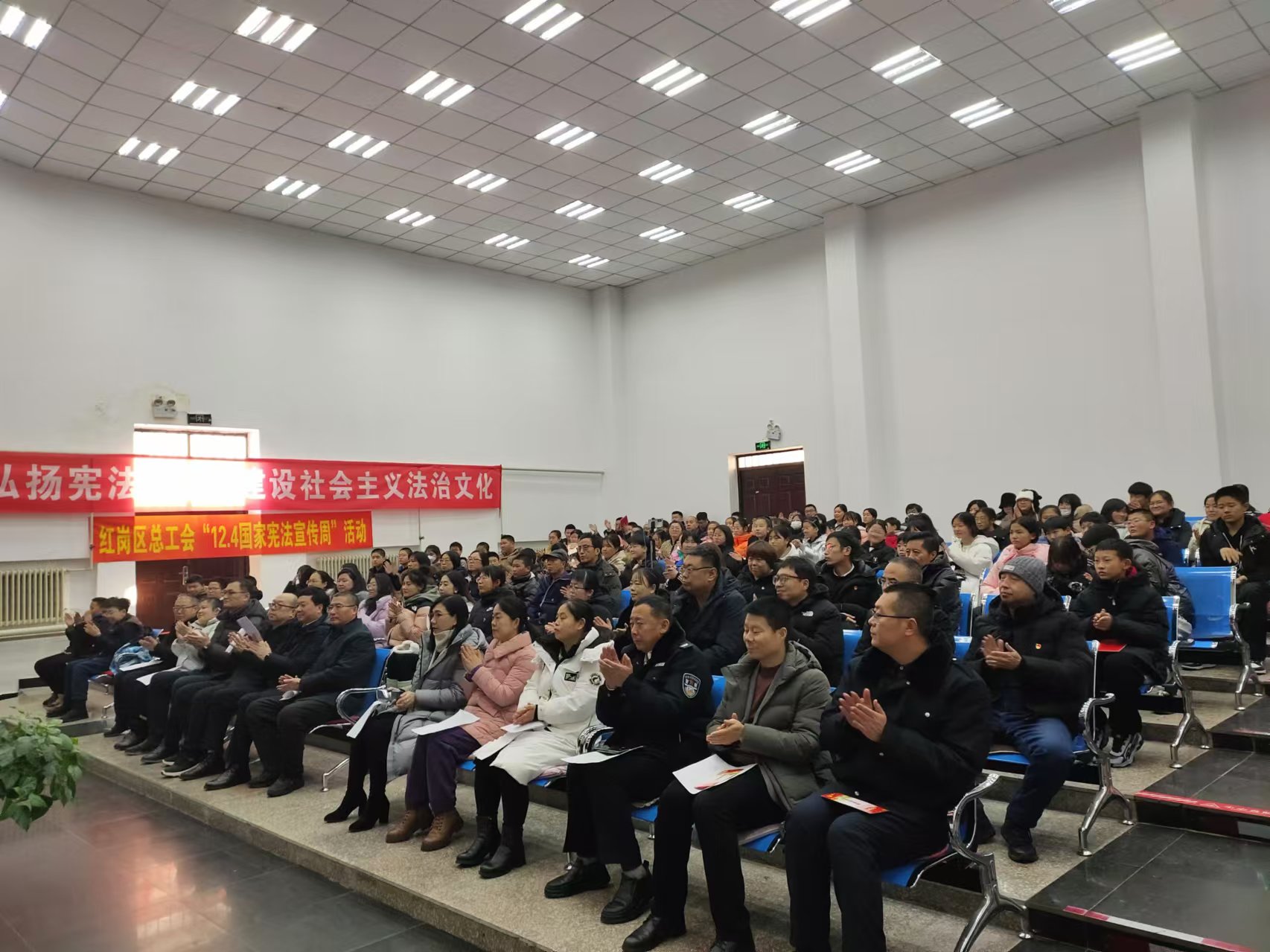 大慶市紅崗區八百坰司法所關愛工作站、八百坰街道陽光社區關工小組等單位聯合舉辦國家憲法日文藝演出 (1).jpg