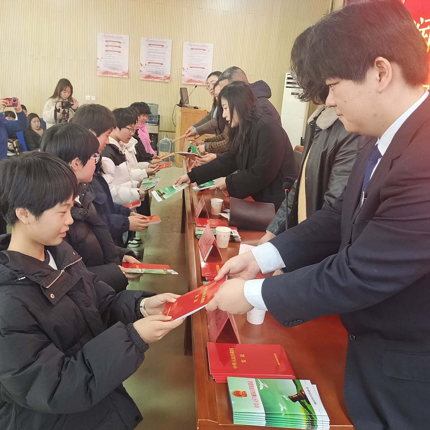 發(fā)放法律宣傳資料.jpg