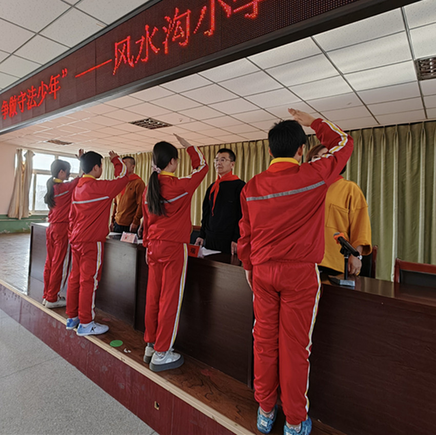 元寶山區(qū)風水溝小學關工委“五老”進校園法制教育宣傳活動照片3_副本.jpg