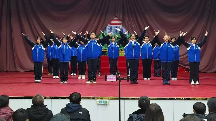大慶市八百坰中學關工委攜手八百坰街道陽光社區開展“銘記歷史  賡續華章”紀念“一二·九”運動文藝演出 (1).jpg