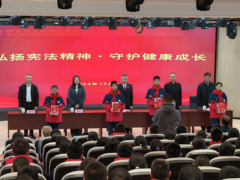 開展“弘揚(yáng)憲法精神，守護(hù)健康成長”主題活動(dòng)贈(zèng)書環(huán)節(jié).jpg