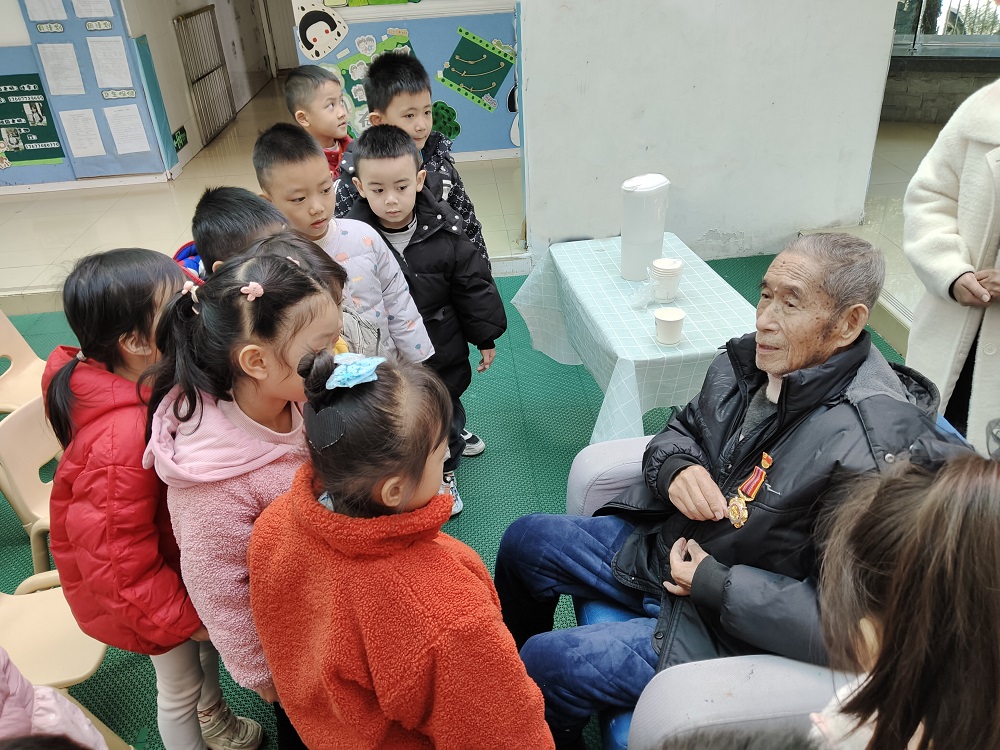 5、小朋友們端詳爺爺?shù)臉s譽(yù)勛章1.jpg