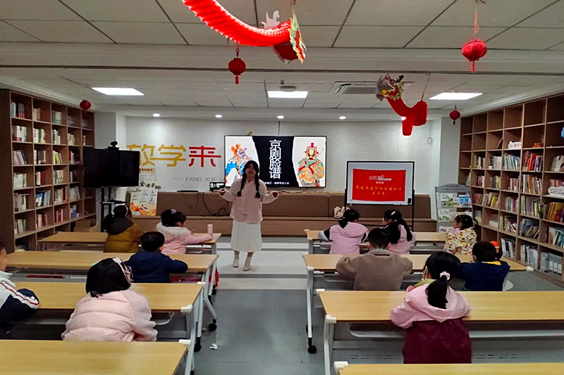 江蘇省南京市鼓樓區(qū)華陽佳園社區(qū)關(guān)工委聯(lián)合開展“流光溢彩，京韻悠長”創(chuàng)意臉譜手繪活動(1).jpg