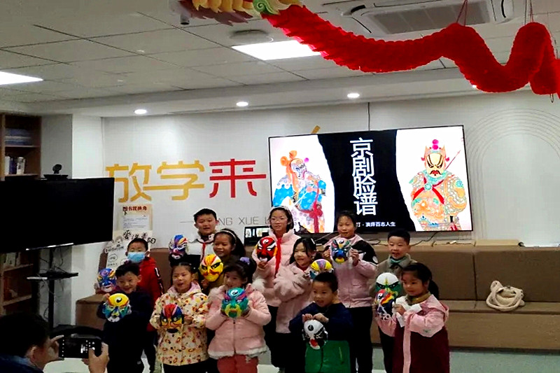 江蘇省南京市鼓樓區(qū)華陽佳園社區(qū)關(guān)工委聯(lián)合開展“流光溢彩，京韻悠長”創(chuàng)意臉譜手繪活動(3).jpg