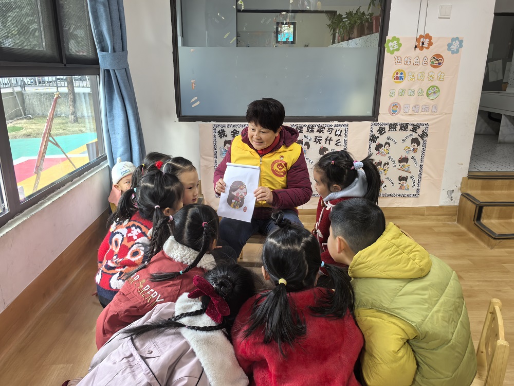 “五老”志愿者給小朋友介紹我國的民族服飾1.jpg
