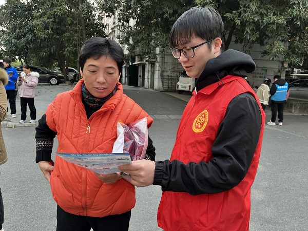 1月8日，柳南區河西街道中山花園社區關工小組、新時代文明實踐站聯合河西派出所共同開展“防范意識于心，反詐行動于行”反詐知識宣傳活動1（寧智萱）.jpg