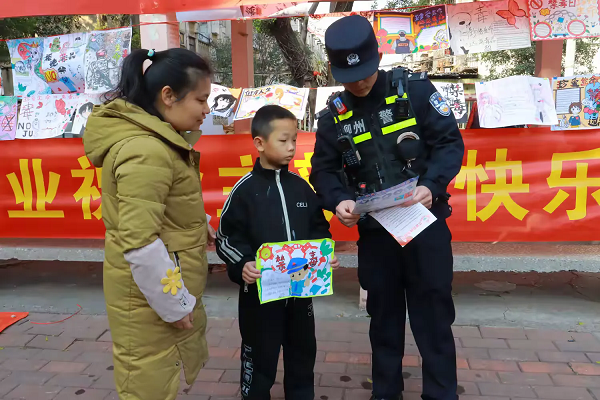 月16日，柳南區(qū)鵝山街道車輛廠東社區(qū)關(guān)工小組開展“安全快樂過寒假 無毒教育來護(hù)航”禁毒手抄報展示活動2（李海雪）.png