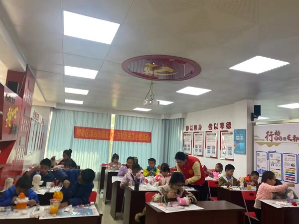 1737532052547624.jpeg 1月15日,柳南區潭西街道在水一方社區關工小組聯合桂林銀行開展“描繪燦爛 存儲夢想”存錢罐涂鴉DIY活動2(陳潔).jpeg