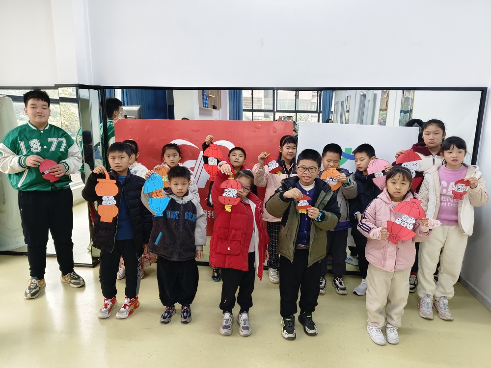 5、活動(dòng)結(jié)束青少年們手持作品合影留念1.jpg