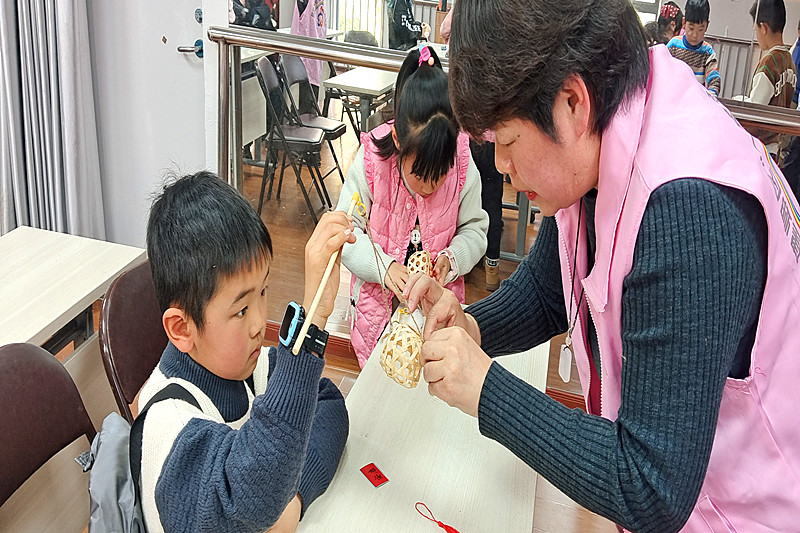 南京市建鄴區沙洲街道清荷北園社區開展“花燈耀元宵，少年展風采” 元宵主題活動(4).jpg