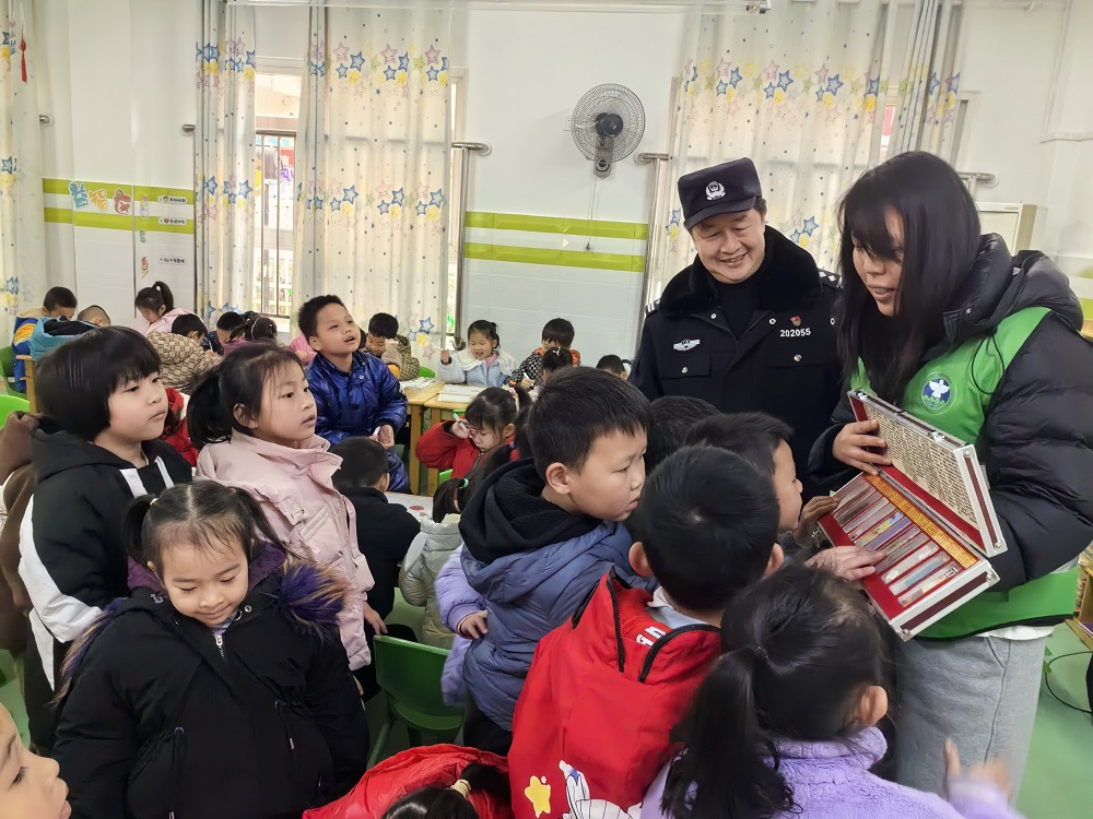 小朋友在認真觀察毒品模型1.jpg
