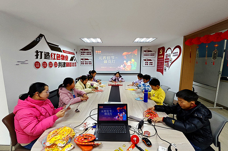 江蘇省南京市秦淮區月牙湖街道富康社區關工委開展“歡樂猜燈謎，巧手做花燈”活動(1).jpg