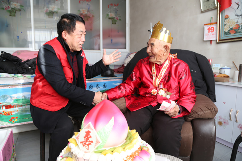 元寶山區(qū)草原藍(lán)哈達(dá)協(xié)會協(xié)會關(guān)工委王玉清事跡配圖4_副本.jpg