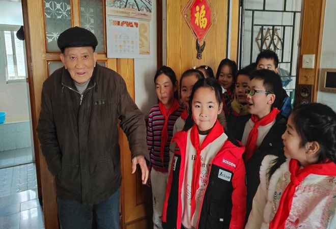 松陵街道二村社區(qū)聆聽崢嶸歲月 傳承紅色基因--.jpg