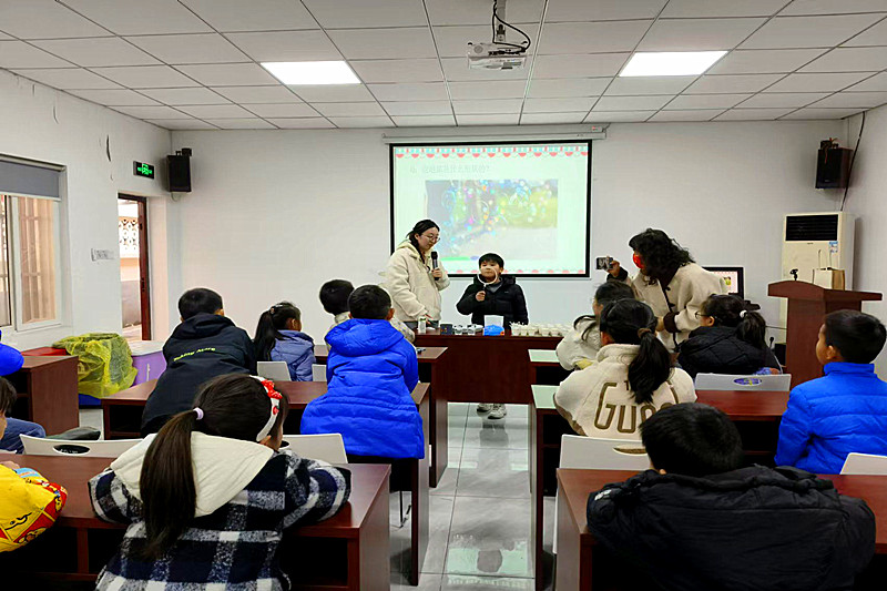 江蘇省南京市秦淮區(qū)秦虹街道武定新村社區(qū)開展“牛奶煙花”科技科普活動(1).jpg