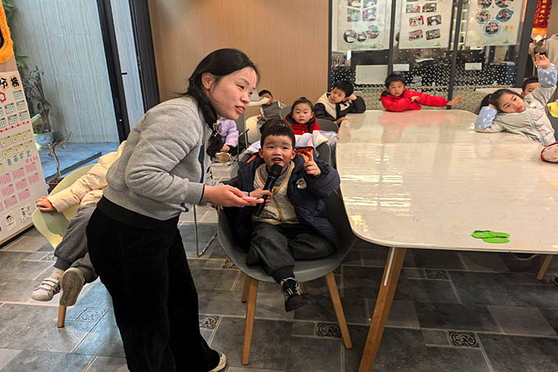 江蘇省南京市玄武區玄武湖街道徐莊社區關工委“青苗學堂”給青少年講故事繪本(3).jpg
