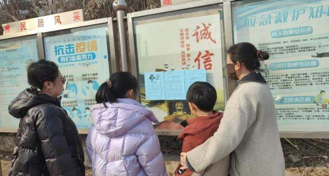 3月3日溪湖區(qū)東風街道彩西社區(qū)關工委弘揚雷鋒精神觀看雷鋒事跡照片.png