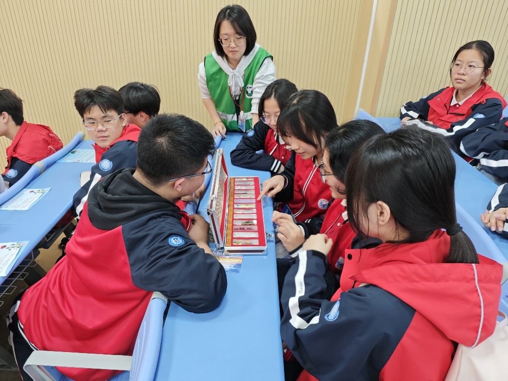 禁毒社工現(xiàn)場給同學(xué)們展示毒品仿真模型1.jpg