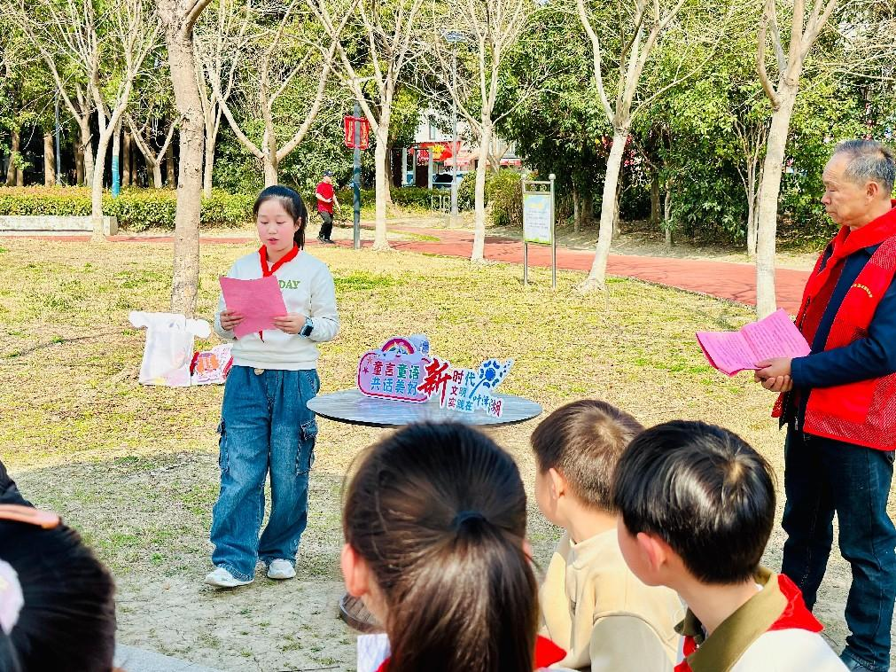 江陵街道葉澤湖村：老少共話學(xué)雷鋒 溫暖同行見精神.png
