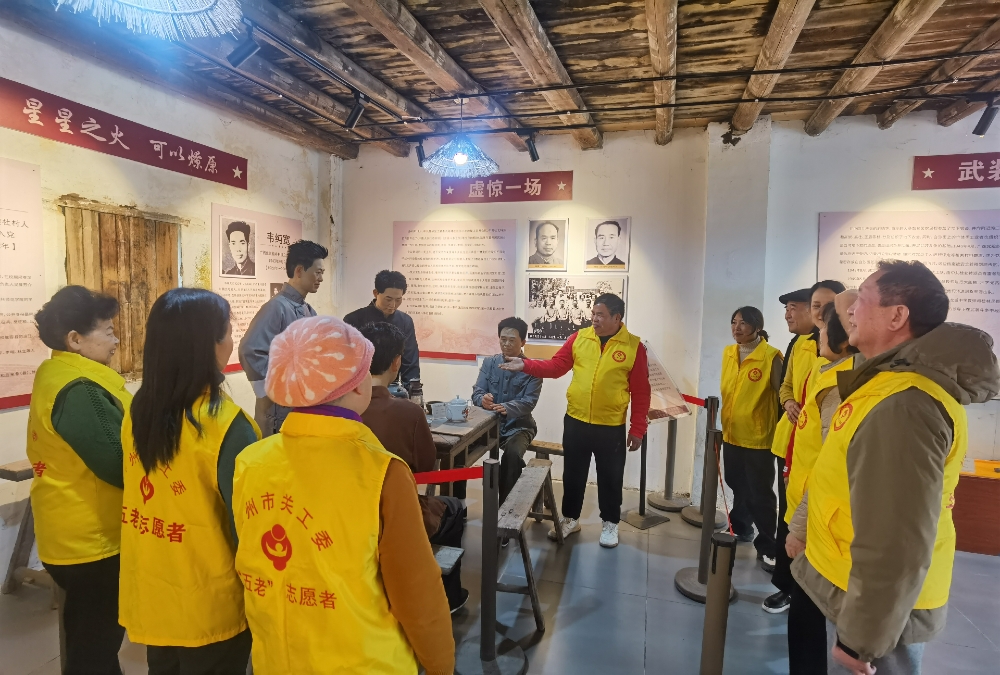 白沙鎮關工委駐會常務副主任潘發明介紹白沙地下黨組織紀念館.jpg