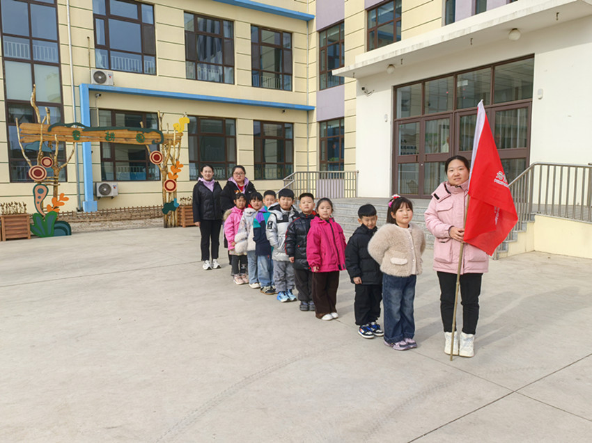 元寶山區第八幼兒園關工委“萌娃學雷鋒，愛心在行動“活動照片4_副本.jpg