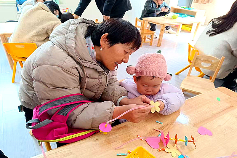 江蘇省南京市玄武區玄武湖街道關工委聯合開展“同慶‘三八’婦女節”親子手工活動(3).jpg