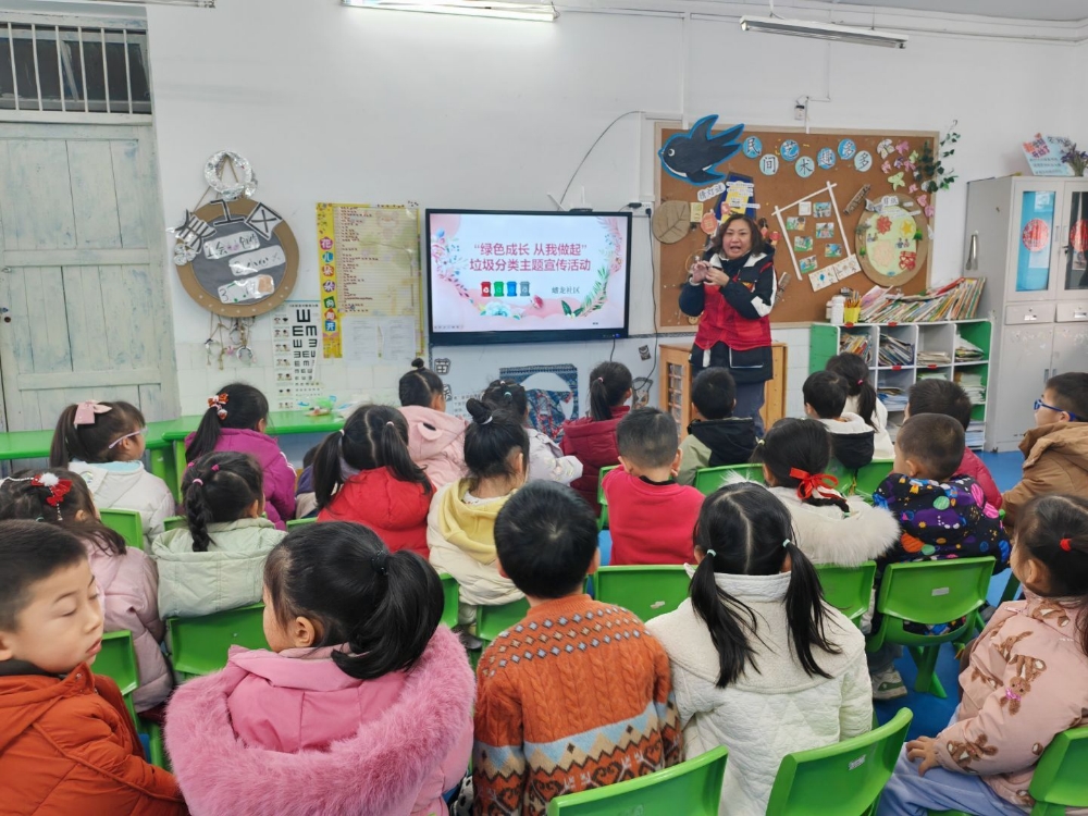 3月13日上午，廣西柳州市魚峰區蟠龍社區關工領導小組聯合龍星幼兒園開展“垃圾分類知識”進校園活動1.jpg