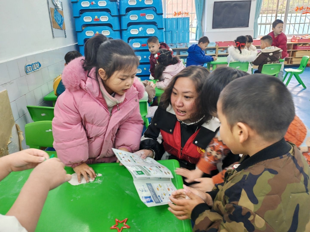 3月13日上午，廣西柳州市魚峰區蟠龍社區關工領導小組聯合龍星幼兒園開展“垃圾分類知識”進校園活動2.jpg