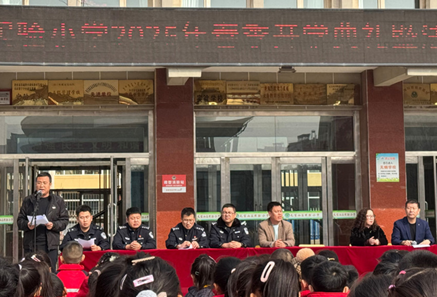 元寶山區(qū)實驗小學(xué)關(guān)工委開學(xué)第一課法治講座活動照片9_副本.jpg