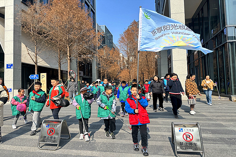 江蘇省南京市建鄴區江心洲街道洲島綠園社區關工委開展志愿服務活動 (1).jpg