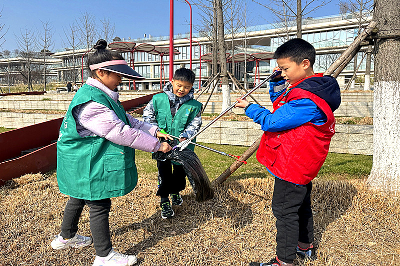 江蘇省南京市建鄴區江心洲街道洲島綠園社區關工委開展志愿服務活動 (2).jpg