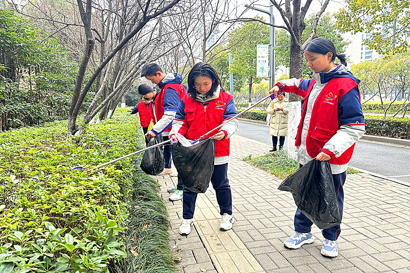 江蘇省南京市建鄴區江心洲街道洲島綠園社區關工委開展志愿服務活動 (3).jpg