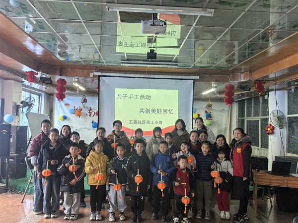 2月13日，柳南區河西街道五菱社區關工小組開展“親子手工活動  共創美好回憶”花燈制作活動（朱美潔）.jpg