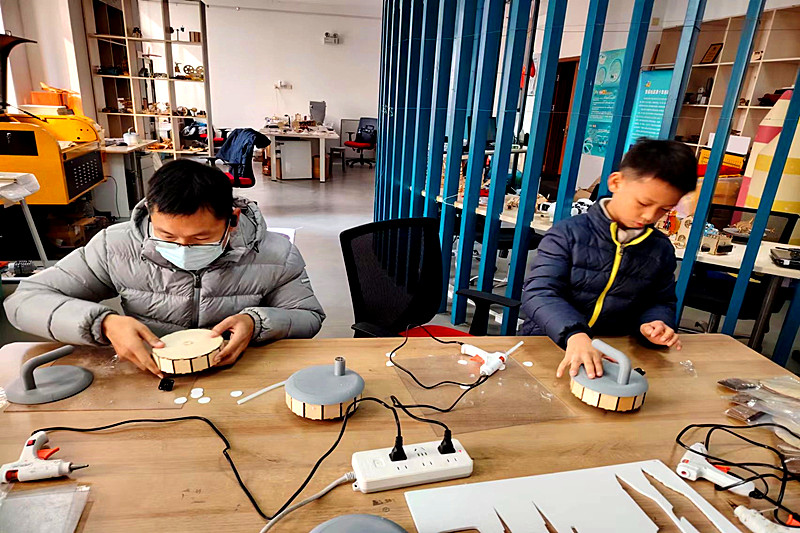 江蘇省南京市鼓樓區江東街道寶船社區關工委開展冰壺手工制作活動(2).jpg