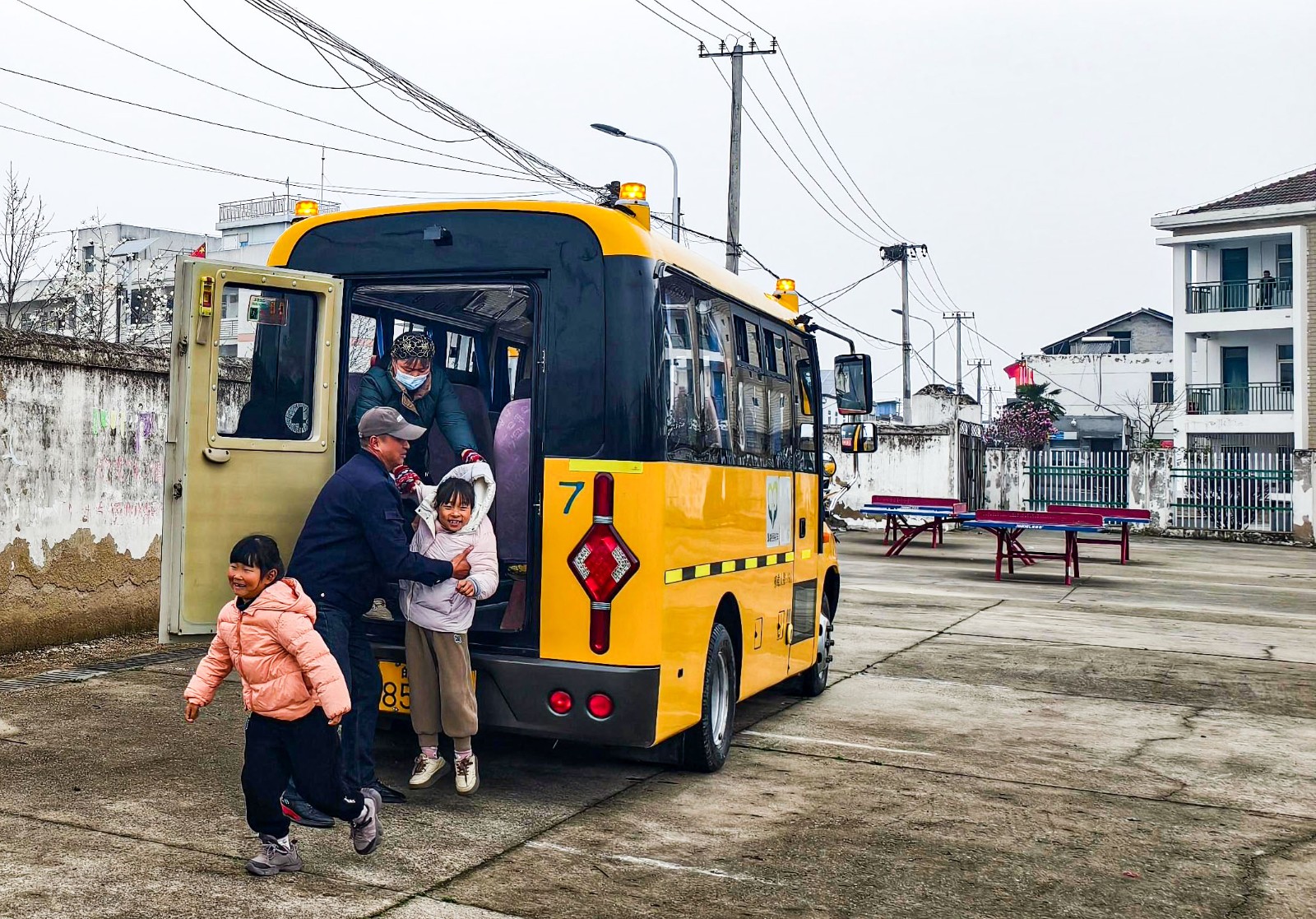 巢湖市廟崗鎮(zhèn)中心小學成功開展校車逃生應急演練.jpg