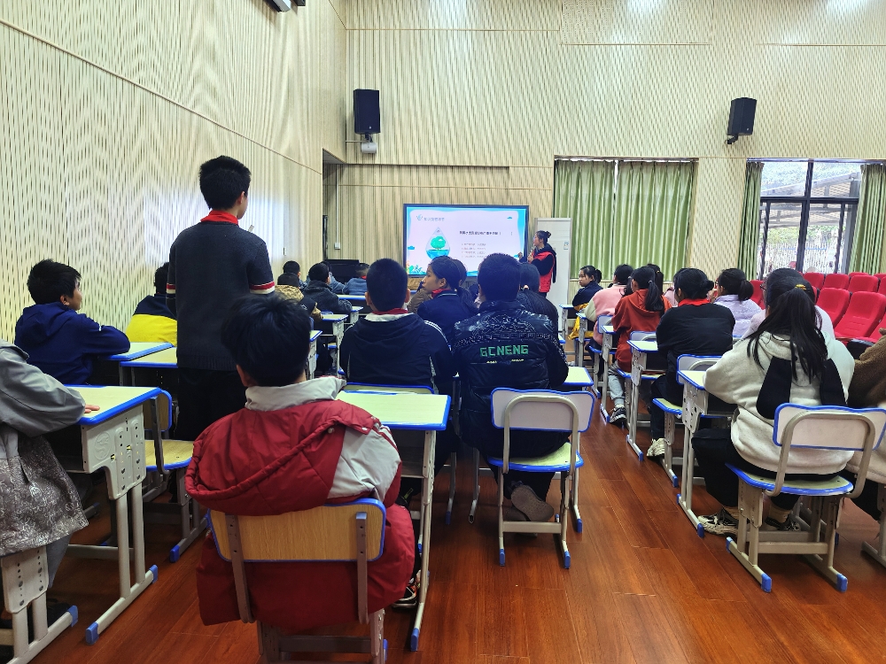 授課老師與同學們互動.jpg