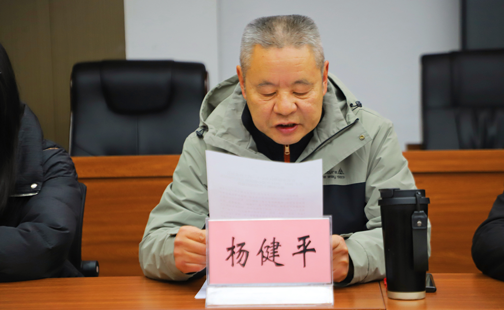 1742355376405353.jpg 圖4:區(qū)關(guān)工委秘書長楊健平通報愛心捐款收支使用情況及愛心捐贈工作情況。.jpg
