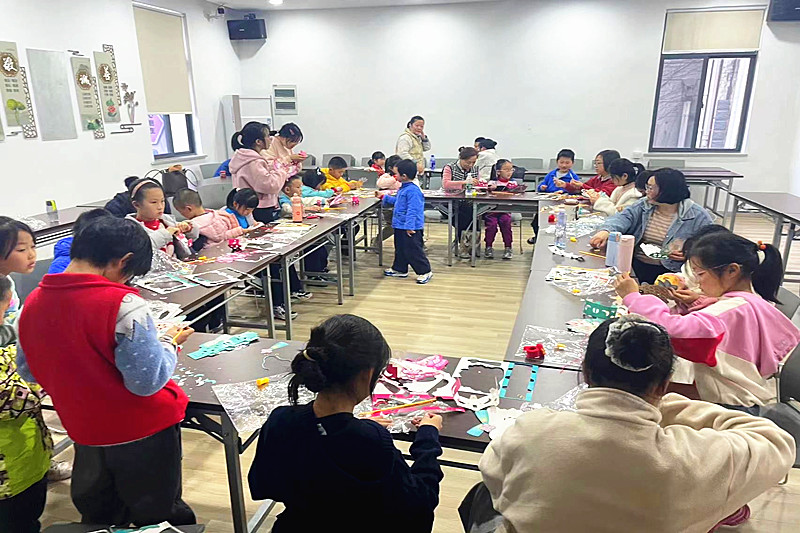 江蘇省南京市雨花區賽虹橋街道玻纖院社區關工委開展“國風花燈”手工活動(2).jpg
