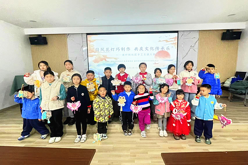 江蘇省南京市雨花區賽虹橋街道玻纖院社區關工委開展“國風花燈”手工活動(3).jpg